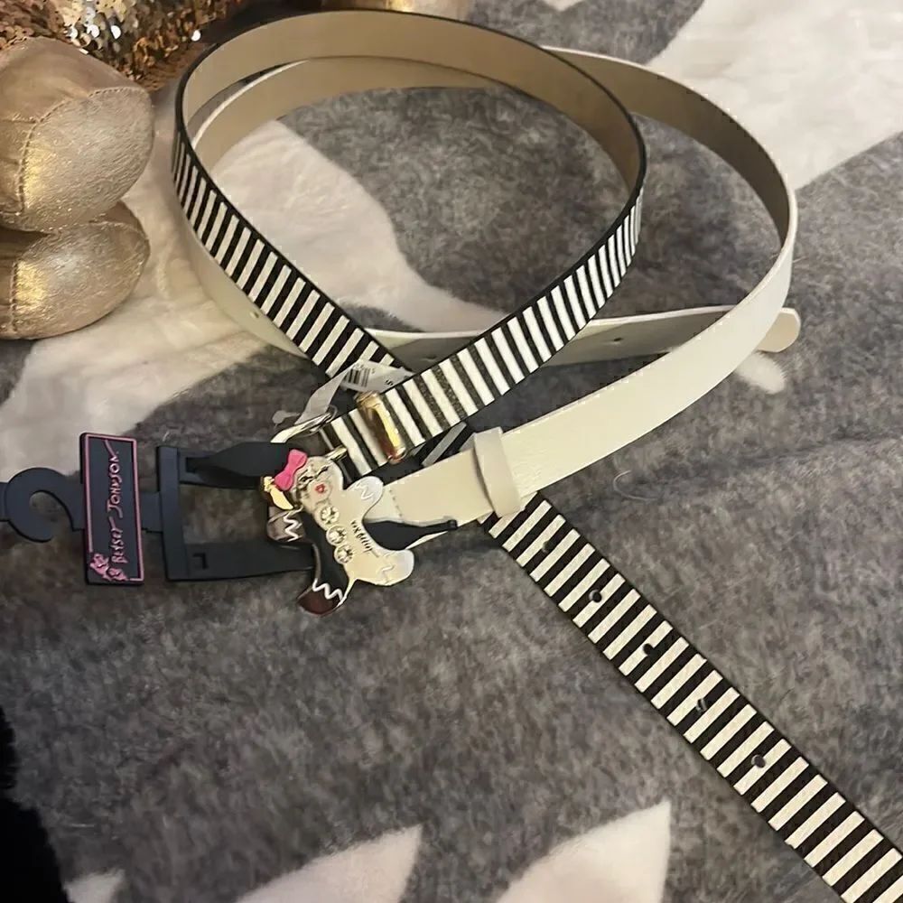 Lot of 2 novelty kitsch gingerbread woman cookie bling belts 1”